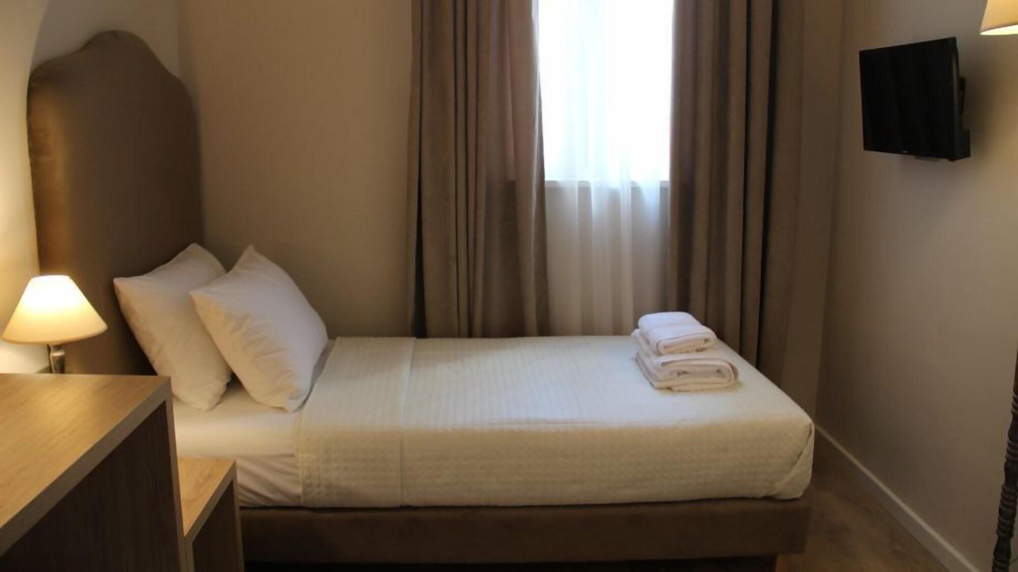 Hotel Hermes Tirana Kültér fotó