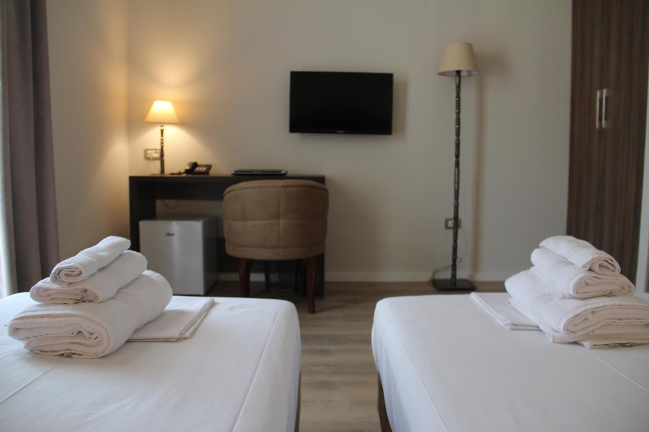 Hotel Hermes Tirana Kültér fotó