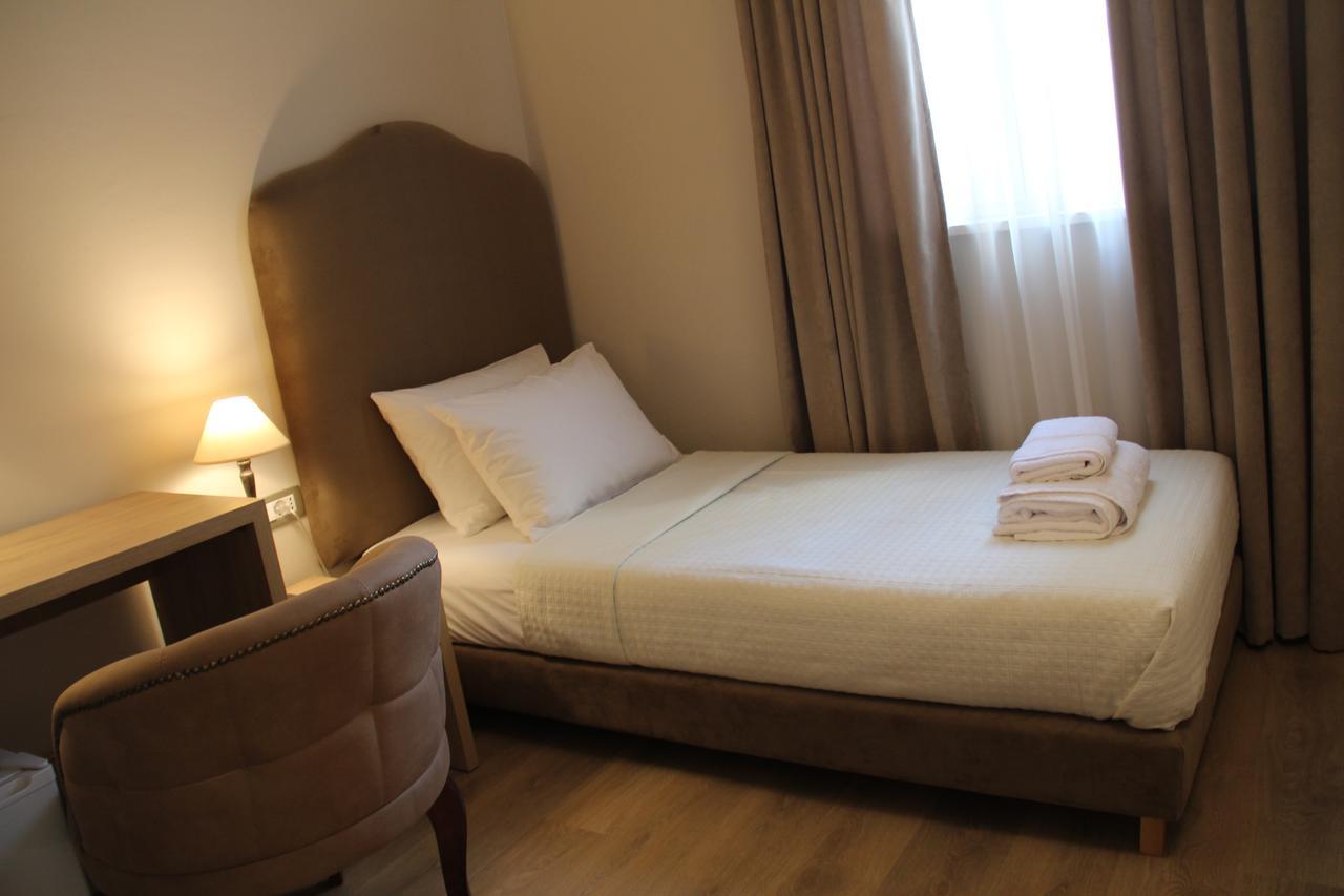 Hotel Hermes Tirana Kültér fotó