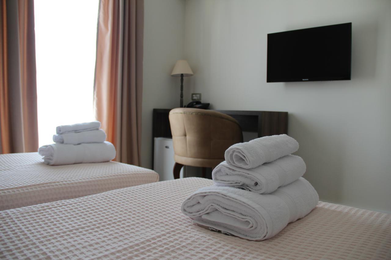 Hotel Hermes Tirana Kültér fotó